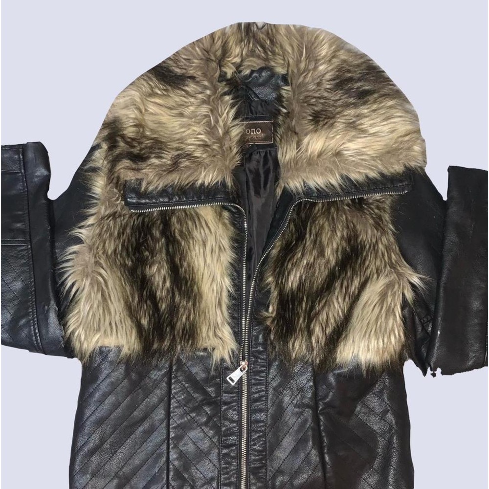 Beautiful leather jacket with fur details!! So Y2K and iconic. It has scratches